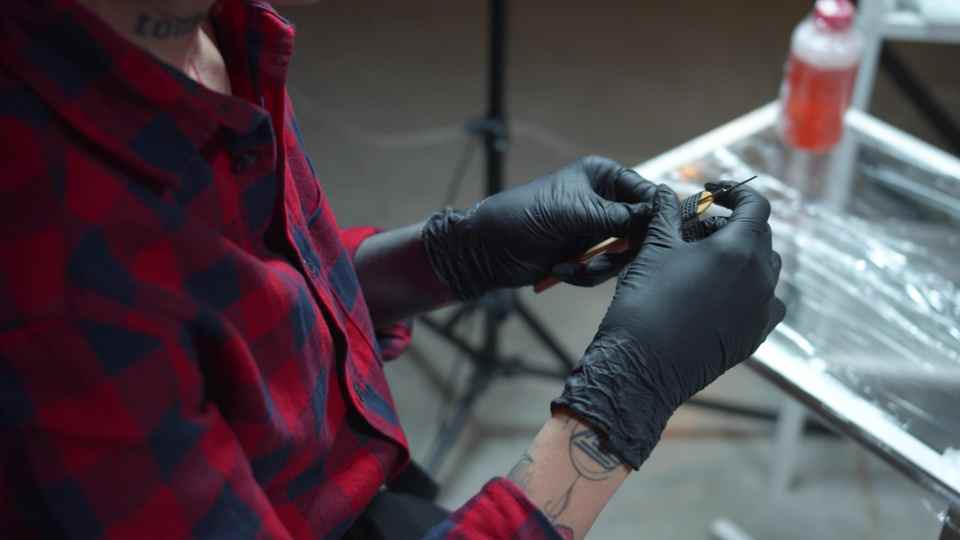 tatoueur avec une aiguille